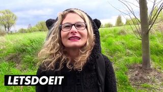 Szőke Izzy Mendoza szenvedélyesen megülni a hatalmas farkát a kocsi hátulján