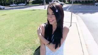 Tini csaj Mia Hurley kivillantja hatalmas melleit és pénzért átadja magát a srácnak