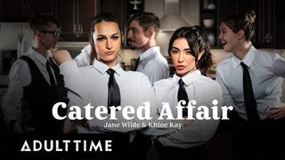 Jane Wilde és Khloe Kay dögös pincérnők szexeljünk a konyhában