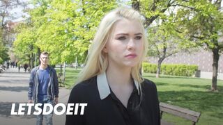 Dús ajkú lengyel szőke Misha Cross élvezi a vastag külföldi farkot külföldön, majd vadul meglovagolja