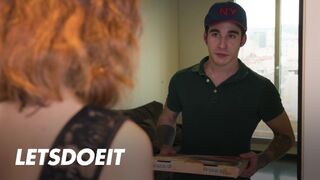 Megcsaló punci Arian Joy először a barátját baszogatja, aztán a kézbesítő srác megdugja jól