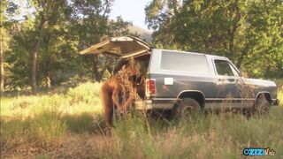 Szőke MILF a szabadban kitárja a fenekét, nyeli a hatalmas farkot misszionárius pózban