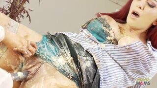 Vörös hajú barátnő perzselő születésnapi leszbikus öröme nagy mellű, fekete hajú milf-fel