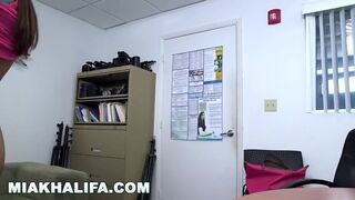 Mia Khalifa kipróbálja az anális behatolást: soha nem sikerül igazán!