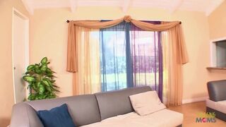 Gyönyörű Alexia Nicole interjút ad, mielőtt farkára ugrana és cum-mal borítanák be